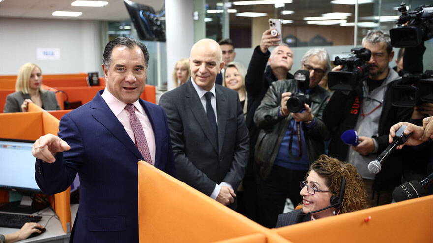 Γεωργιάδης: Επίσκεψη στο τηλεφωνικό κέντρο του ΕΦΚΑ - «Πρώτη φορά το κράτος θα πηγαίνει στον πολίτη»