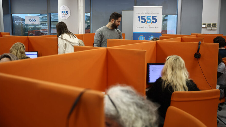 Γεωργιάδης: Επίσκεψη στο τηλεφωνικό κέντρο του ΕΦΚΑ - «Πρώτη φορά το κράτος θα πηγαίνει στον πολίτη»