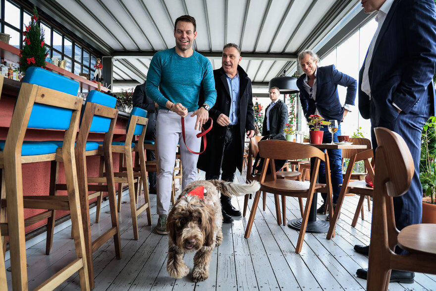 Γεύμα Κασσελάκη με πολιτικούς συντάκτες πριν φύγει για το Τέξας - Πήγε με τη Φάρλι αλλά χωρίς τον Τάιλερ, δείτε φωτογραφίες 