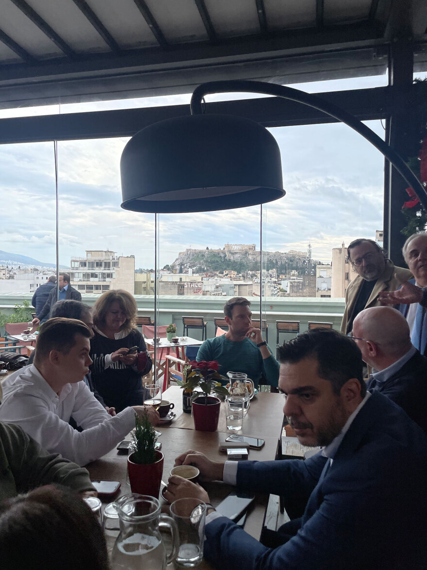 Γεύμα Κασσελάκη με πολιτικούς συντάκτες πριν φύγει για το Τέξας - Πήγε με τη Φάρλι αλλά χωρίς τον Τάιλερ, δείτε φωτογραφίες 