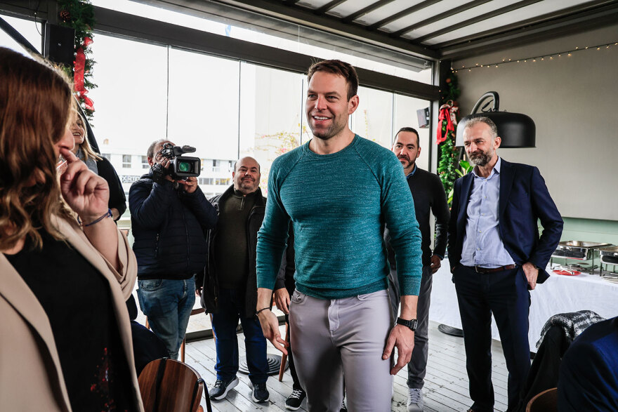 Γεύμα Κασσελάκη με πολιτικούς συντάκτες πριν φύγει για το Τέξας - Πήγε με τη Φάρλι αλλά χωρίς τον Τάιλερ, δείτε φωτογραφίες 