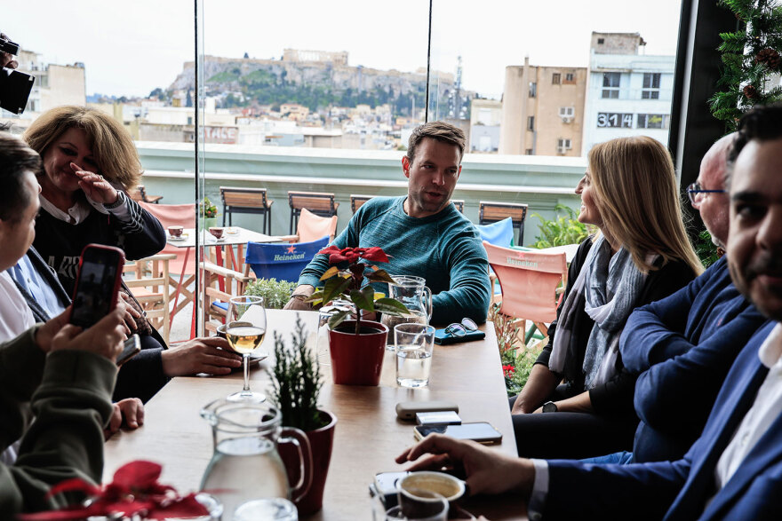 Γεύμα Κασσελάκη με πολιτικούς συντάκτες πριν φύγει για το Τέξας - Πήγε με τη Φάρλι αλλά χωρίς τον Τάιλερ, δείτε φωτογραφίες 