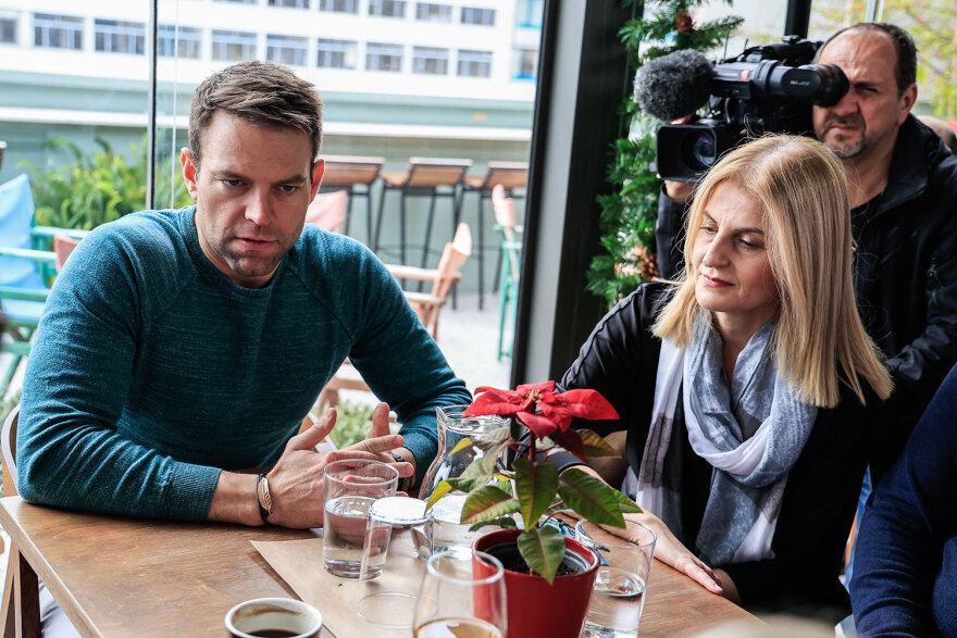 Γεύμα Κασσελάκη με πολιτικούς συντάκτες πριν φύγει για το Τέξας - Πήγε με τη Φάρλι αλλά χωρίς τον Τάιλερ, δείτε φωτογραφίες 