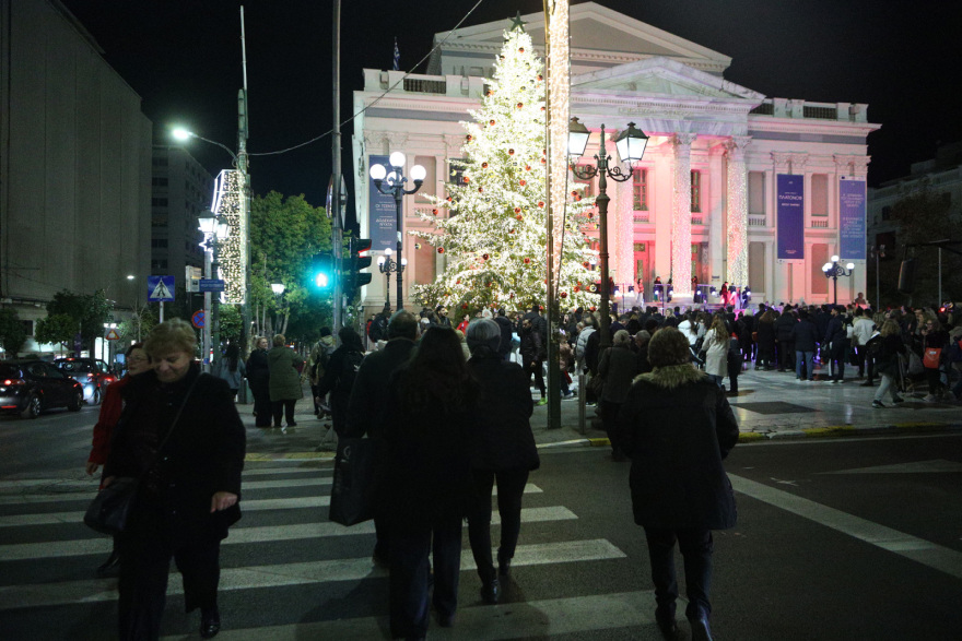 Πειραιάς: «Ντύθηκε» για την «Κόκκινη Νύχτα» - Δείτε φωτογραφίες