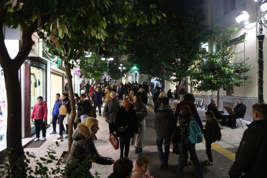 Πειραιάς: «Ντύθηκε» για την «Κόκκινη Νύχτα» - Δείτε φωτογραφίες