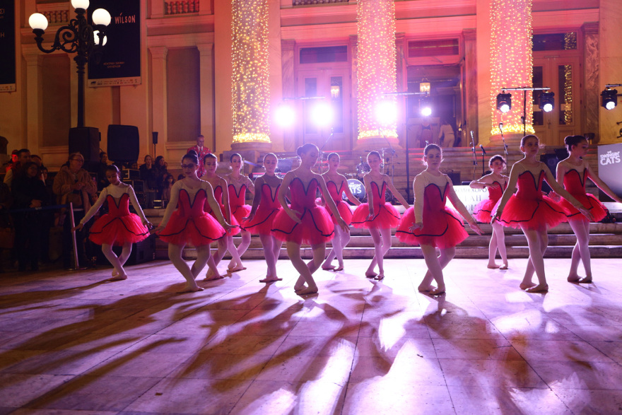 Πειραιάς: «Ντύθηκε» για την «Κόκκινη Νύχτα» - Δείτε φωτογραφίες