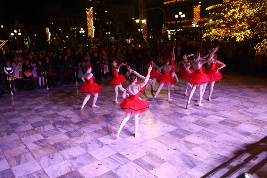 Πειραιάς: «Ντύθηκε» για την «Κόκκινη Νύχτα» - Δείτε φωτογραφίες