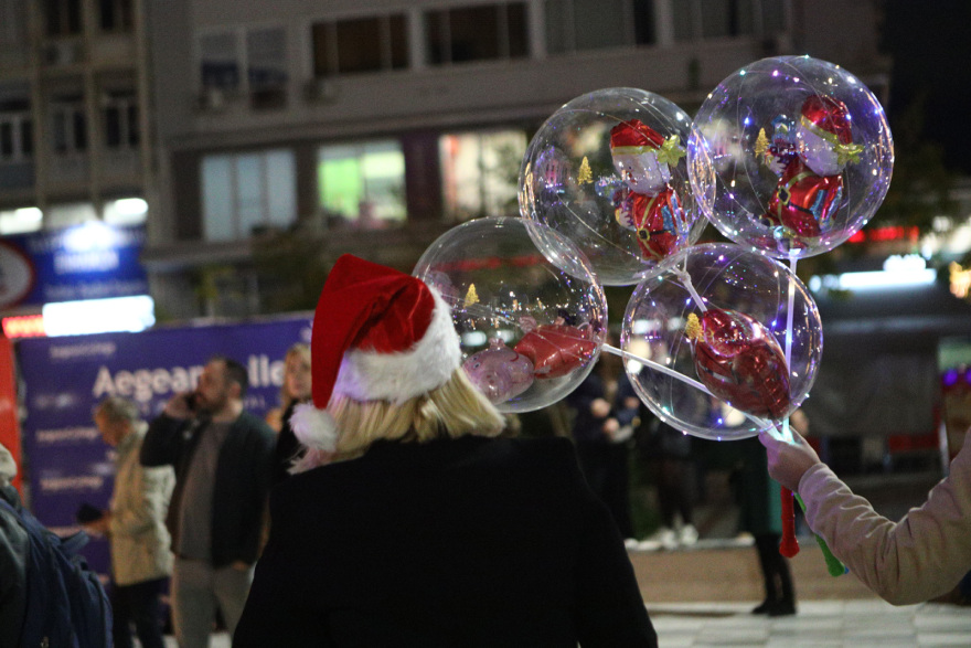Πειραιάς: «Ντύθηκε» για την «Κόκκινη Νύχτα» - Δείτε φωτογραφίες