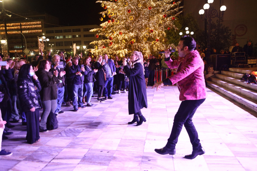Πειραιάς: «Ντύθηκε» για την «Κόκκινη Νύχτα» - Δείτε φωτογραφίες