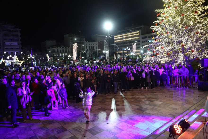 Πειραιάς: «Ντύθηκε» για την «Κόκκινη Νύχτα» - Δείτε φωτογραφίες