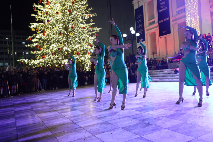 Πειραιάς: «Ντύθηκε» για την «Κόκκινη Νύχτα» - Δείτε φωτογραφίες