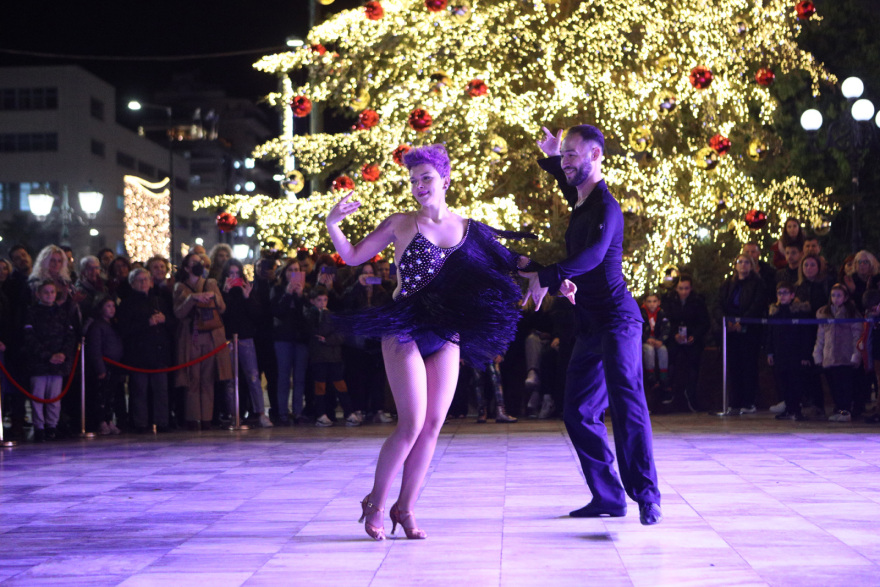 Πειραιάς: «Ντύθηκε» για την «Κόκκινη Νύχτα» - Δείτε φωτογραφίες