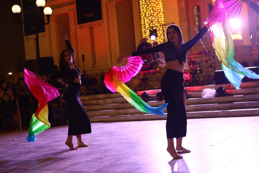 Πειραιάς: «Ντύθηκε» για την «Κόκκινη Νύχτα» - Δείτε φωτογραφίες