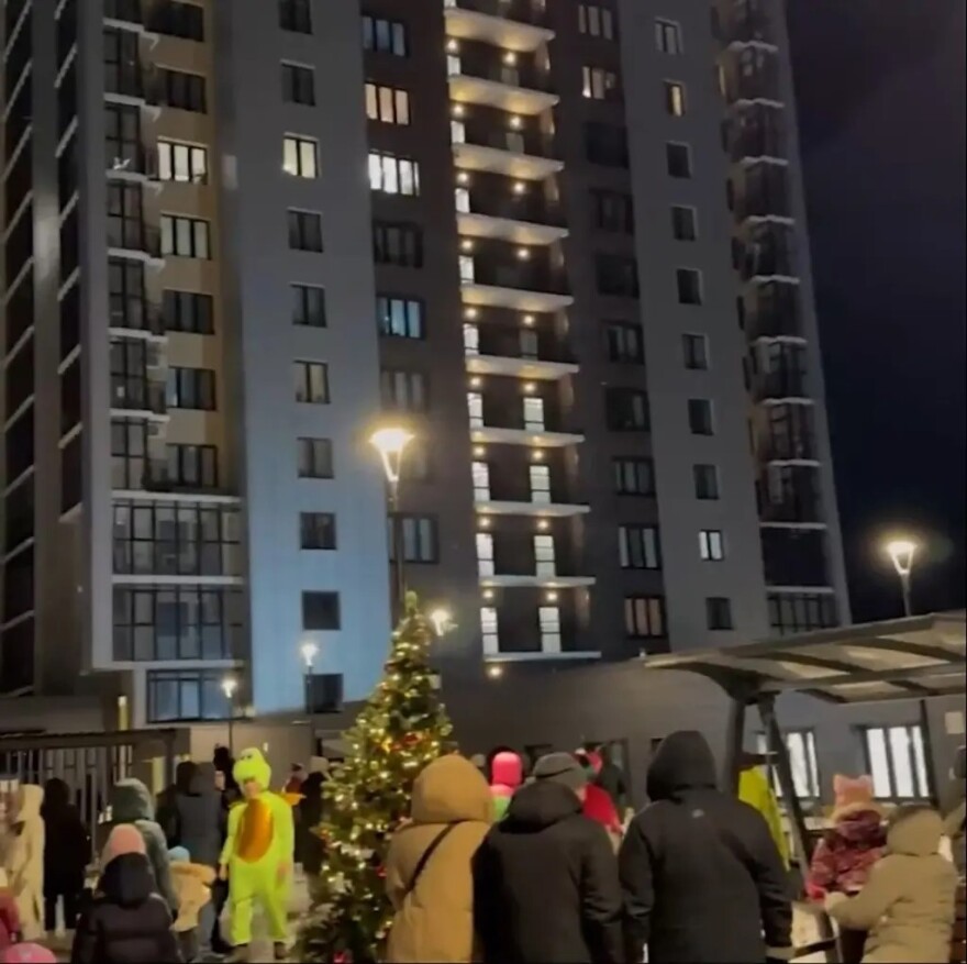 Ρωσία: Σκληρές εικόνες - Άνδρας ντυμένος Άι Βασίλης έπεσε στο κενό μπροστά στα μάτια του παιδιού του