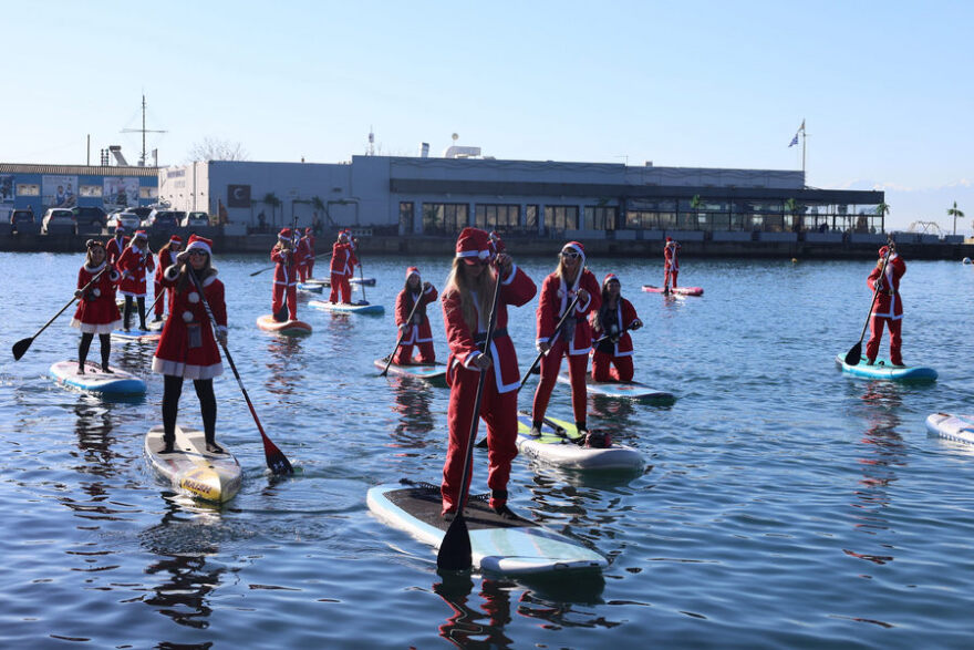 Θεσσαλονίκη: Ντυμένοι Άγιοι Βασίληδες διέσχισαν τον Θερμαϊκό κάνοντας SUP