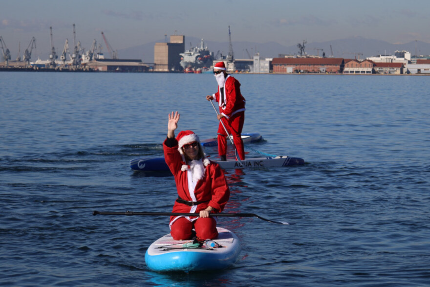 Θεσσαλονίκη: Ντυμένοι Άγιοι Βασίληδες διέσχισαν τον Θερμαϊκό κάνοντας SUP