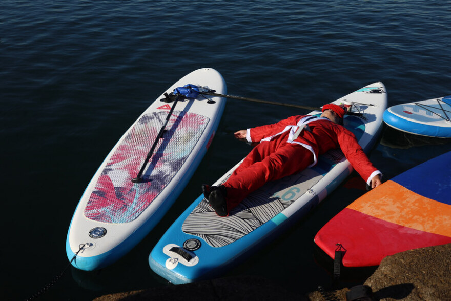 Θεσσαλονίκη: Ντυμένοι Άγιοι Βασίληδες διέσχισαν τον Θερμαϊκό κάνοντας SUP