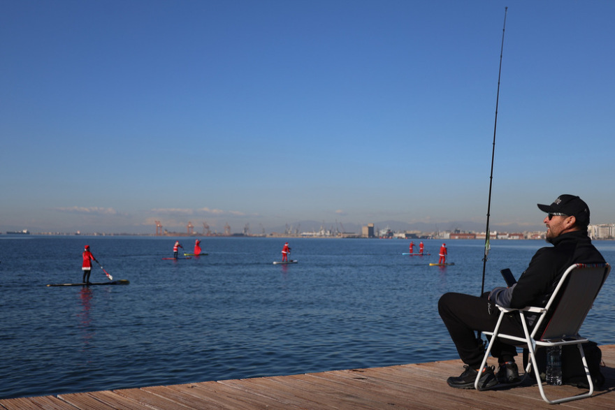 Θεσσαλονίκη: Ντυμένοι Άγιοι Βασίληδες διέσχισαν τον Θερμαϊκό κάνοντας SUP