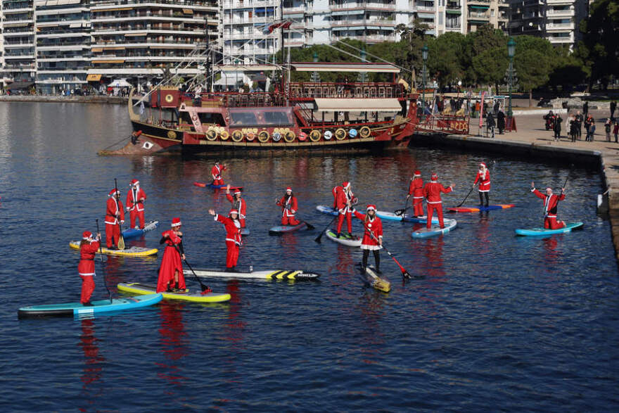 Θεσσαλονίκη: Ντυμένοι Άγιοι Βασίληδες διέσχισαν τον Θερμαϊκό κάνοντας SUP