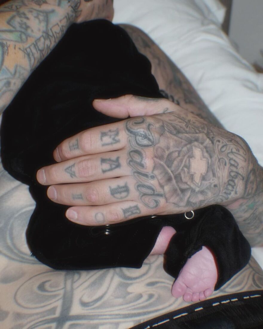 Κόρτνεϊ Καρντάσιαν - Τράβις Μπάρκερ: Μοιράστηκαν τις πρώτες φωτογραφίες του γιου τους