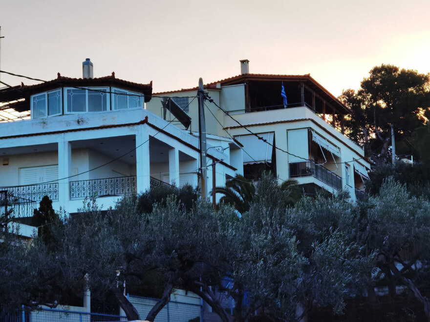 Φρίκη δίχως τέλος στα Καλύβια - Έσπασε το μαχαίρι από το μένος των χτυπημάτων του 16χρονου στον πατέρα του