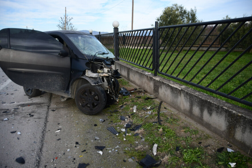 Φριχτό τροχαίο έξω από τη Λάρισα - Νεκρός 22χρονος, τραυματίστηκε 25χρονος 