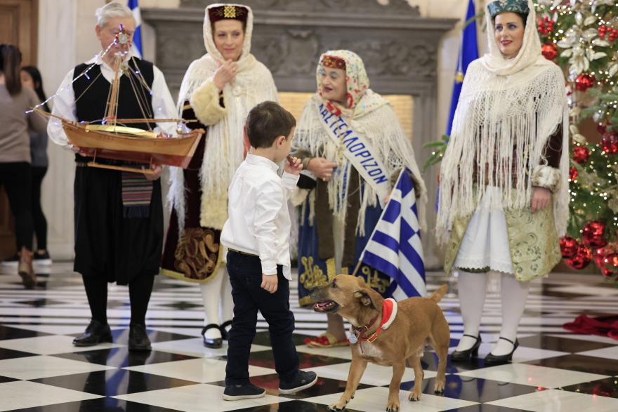 Χριστουγεννιάτικα κάλαντα από το Καστελλόριζο είπαν στον Κυριάκο Μητσοτάκη - Δείτε βίντεο και φωτογραφίες