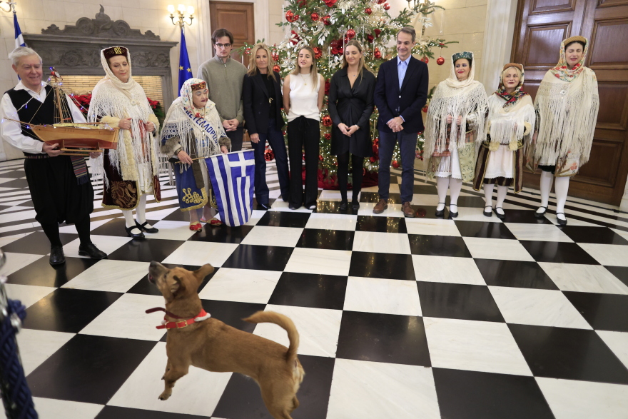 Χριστουγεννιάτικα κάλαντα από το Καστελλόριζο είπαν στον Κυριάκο Μητσοτάκη - Δείτε βίντεο και φωτογραφίες