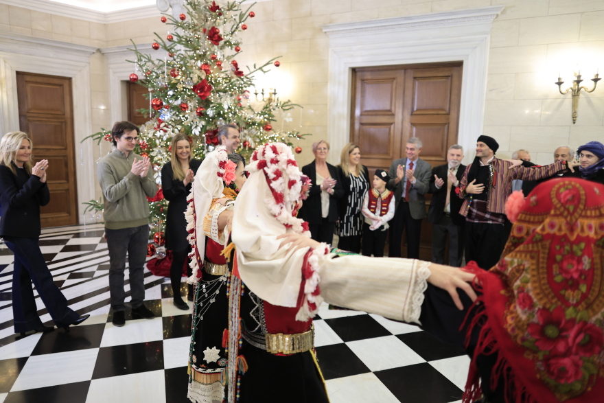 Χριστουγεννιάτικα κάλαντα από το Καστελλόριζο είπαν στον Κυριάκο Μητσοτάκη - Δείτε βίντεο και φωτογραφίες