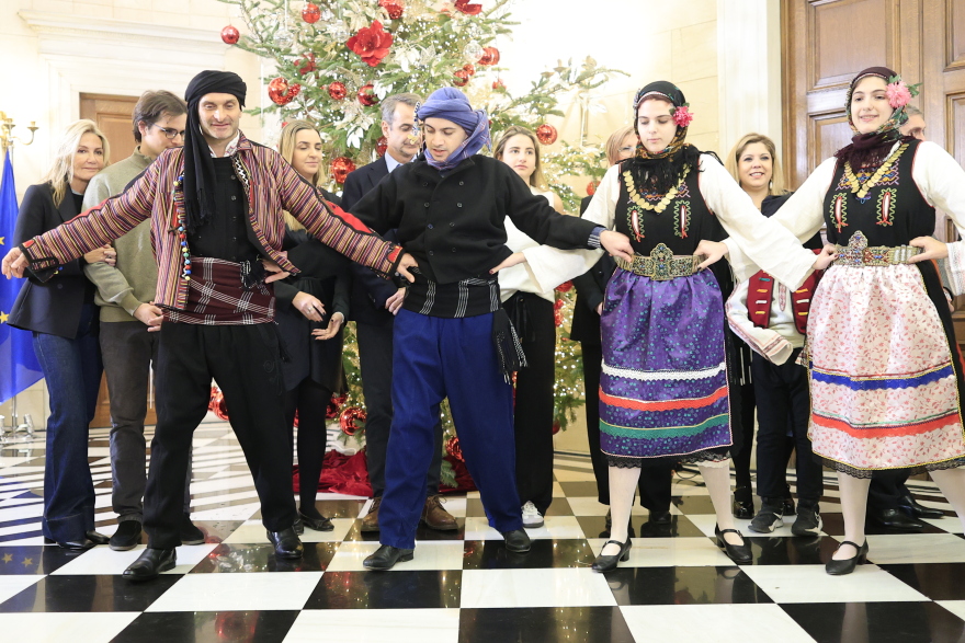 Χριστουγεννιάτικα κάλαντα από το Καστελλόριζο είπαν στον Κυριάκο Μητσοτάκη - Δείτε βίντεο και φωτογραφίες