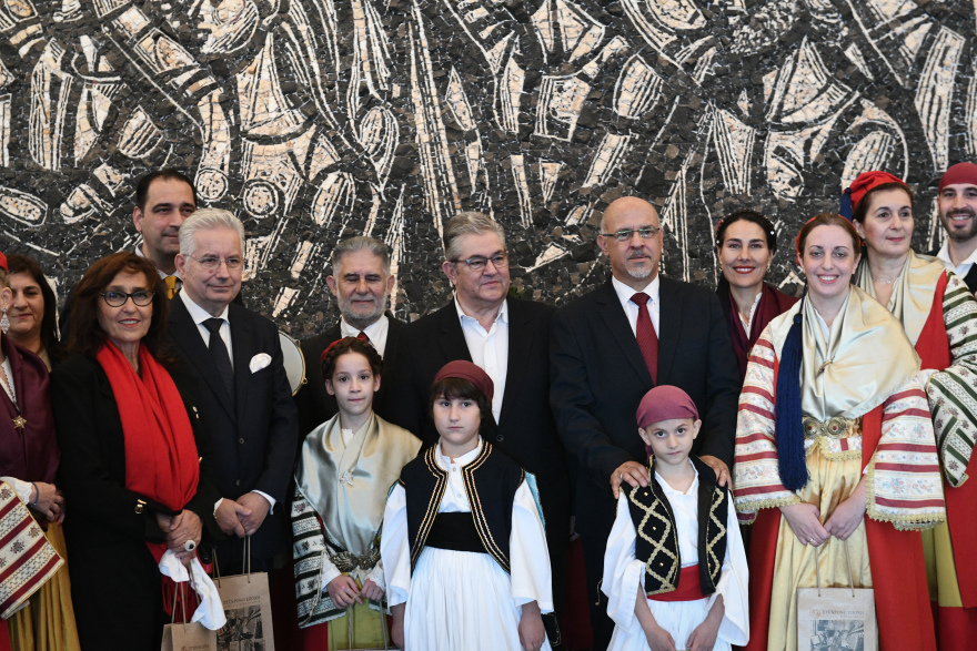 Πήγαν για  κάλαντα στο ΚΚΕ και ο Κουτσούμπας έσυρε τον χορό - Δείτε φωτογραφίες