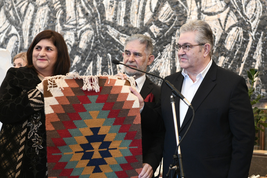 Πήγαν για  κάλαντα στο ΚΚΕ και ο Κουτσούμπας έσυρε τον χορό - Δείτε φωτογραφίες