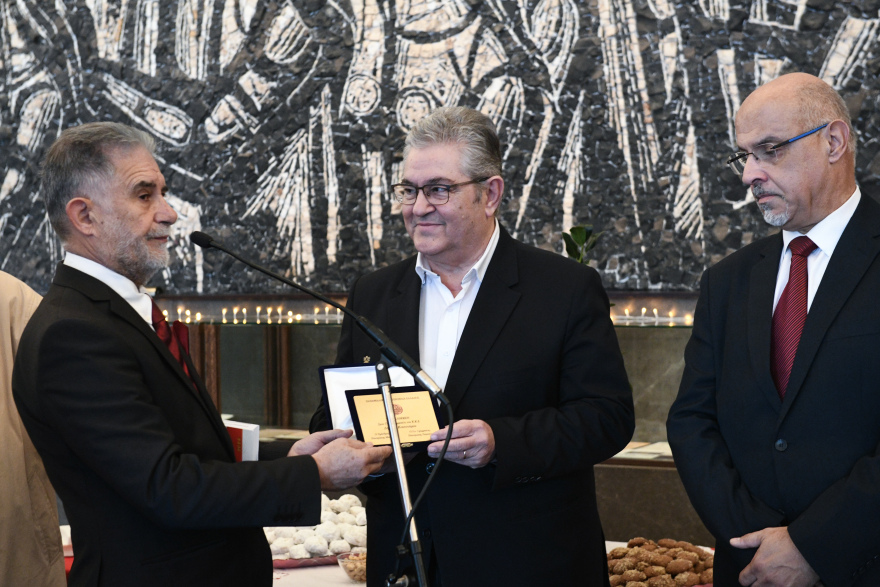 Πήγαν για  κάλαντα στο ΚΚΕ και ο Κουτσούμπας έσυρε τον χορό - Δείτε φωτογραφίες