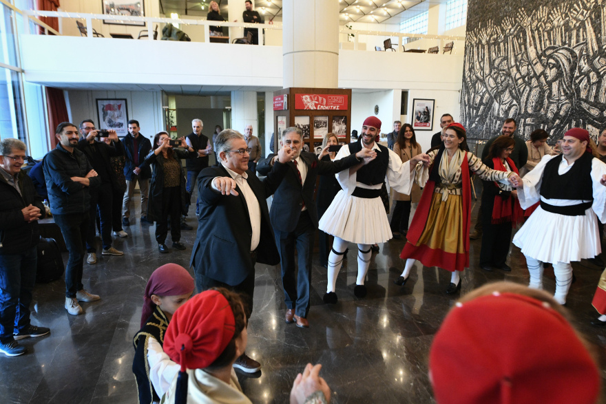 Πήγαν για  κάλαντα στο ΚΚΕ και ο Κουτσούμπας έσυρε τον χορό - Δείτε φωτογραφίες