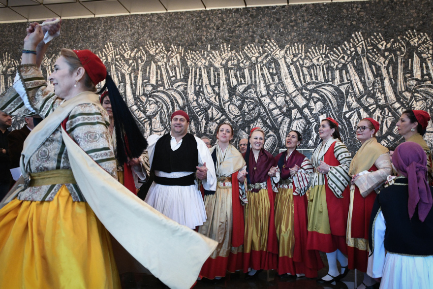 Πήγαν για  κάλαντα στο ΚΚΕ και ο Κουτσούμπας έσυρε τον χορό - Δείτε φωτογραφίες