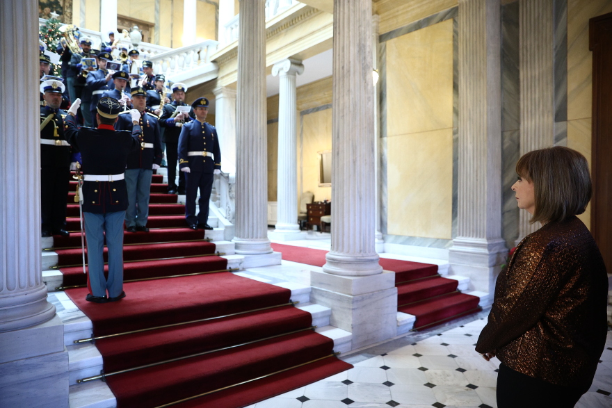 Η μπάντα των Ενόπλων Δυνάμεων, σύλλογος ΛΟΑΤΚΙ+ οικογενειών και μαθητές, είπαν τα κάλαντα στην Σακελλαροπούλου