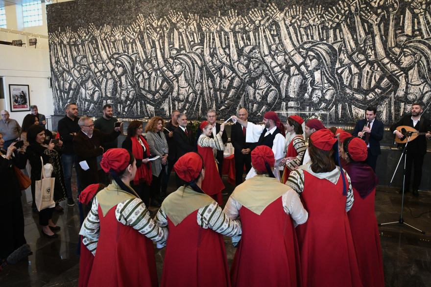 Πήγαν για  κάλαντα στο ΚΚΕ και ο Κουτσούμπας έσυρε τον χορό - Δείτε φωτογραφίες