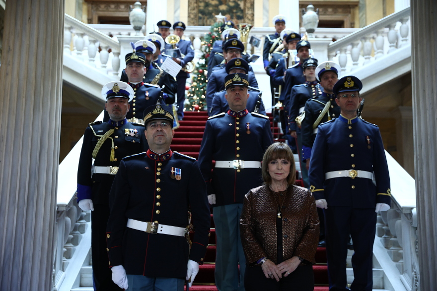Η μπάντα των Ενόπλων Δυνάμεων, σύλλογος ΛΟΑΤΚΙ+ οικογενειών και μαθητές, είπαν τα κάλαντα στην Σακελλαροπούλου