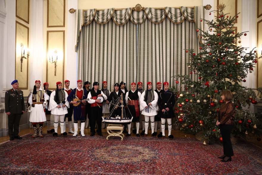 Η μπάντα των Ενόπλων Δυνάμεων, σύλλογος ΛΟΑΤΚΙ+ οικογενειών και μαθητές, είπαν τα κάλαντα στην Σακελλαροπούλου