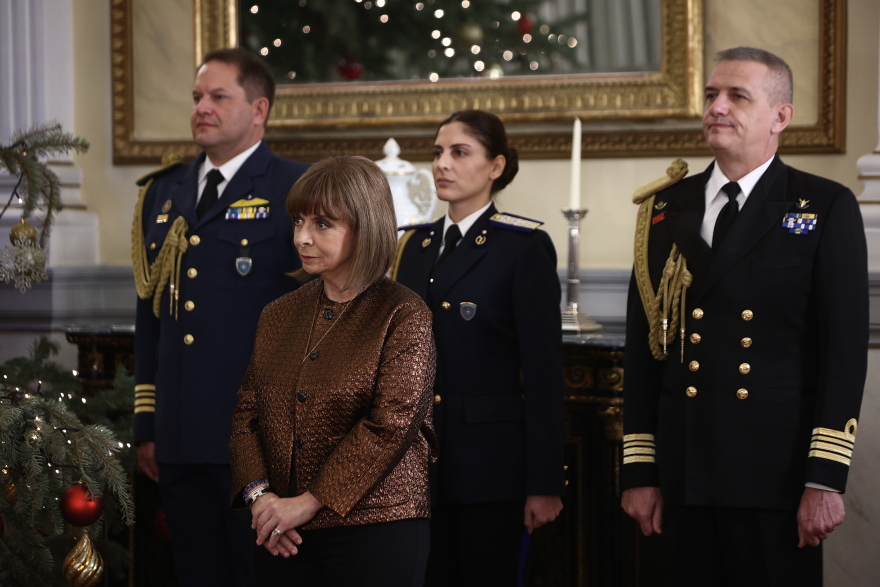 Η μπάντα των Ενόπλων Δυνάμεων, σύλλογος ΛΟΑΤΚΙ+ οικογενειών και μαθητές, είπαν τα κάλαντα στην Σακελλαροπούλου