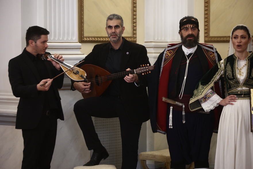 Η μπάντα των Ενόπλων Δυνάμεων, σύλλογος ΛΟΑΤΚΙ+ οικογενειών και μαθητές, είπαν τα κάλαντα στην Σακελλαροπούλου