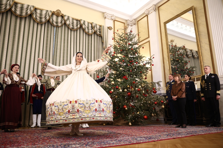 Η μπάντα των Ενόπλων Δυνάμεων, σύλλογος ΛΟΑΤΚΙ+ οικογενειών και μαθητές, είπαν τα κάλαντα στην Σακελλαροπούλου