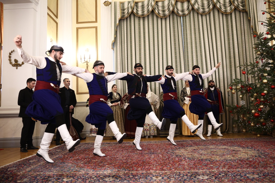 Η μπάντα των Ενόπλων Δυνάμεων, σύλλογος ΛΟΑΤΚΙ+ οικογενειών και μαθητές, είπαν τα κάλαντα στην Σακελλαροπούλου