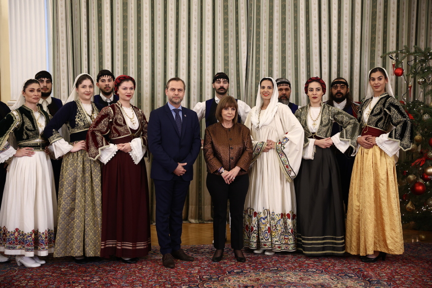 Η μπάντα των Ενόπλων Δυνάμεων, σύλλογος ΛΟΑΤΚΙ+ οικογενειών και μαθητές, είπαν τα κάλαντα στην Σακελλαροπούλου