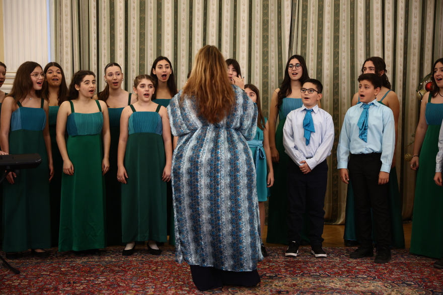 Η μπάντα των Ενόπλων Δυνάμεων, σύλλογος ΛΟΑΤΚΙ+ οικογενειών και μαθητές, είπαν τα κάλαντα στην Σακελλαροπούλου