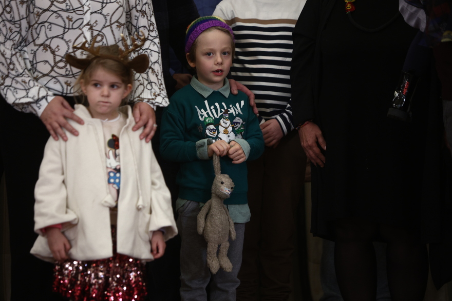 Η μπάντα των Ενόπλων Δυνάμεων, σύλλογος ΛΟΑΤΚΙ+ οικογενειών και μαθητές, είπαν τα κάλαντα στην Σακελλαροπούλου