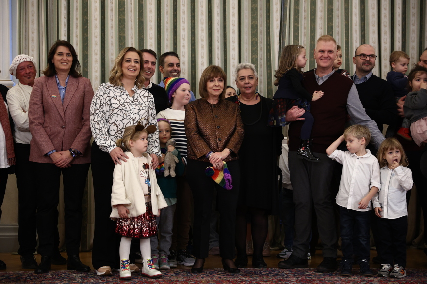 Η μπάντα των Ενόπλων Δυνάμεων, σύλλογος ΛΟΑΤΚΙ+ οικογενειών και μαθητές, είπαν τα κάλαντα στην Σακελλαροπούλου