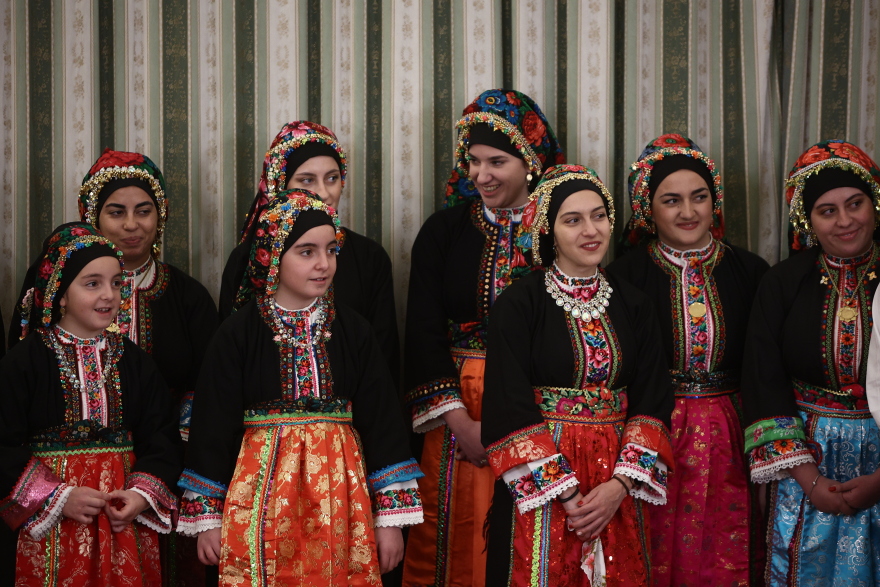 Η μπάντα των Ενόπλων Δυνάμεων, σύλλογος ΛΟΑΤΚΙ+ οικογενειών και μαθητές, είπαν τα κάλαντα στην Σακελλαροπούλου