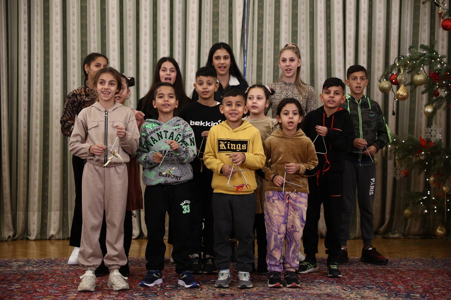 Η μπάντα των Ενόπλων Δυνάμεων, σύλλογος ΛΟΑΤΚΙ+ οικογενειών και μαθητές, είπαν τα κάλαντα στην Σακελλαροπούλου