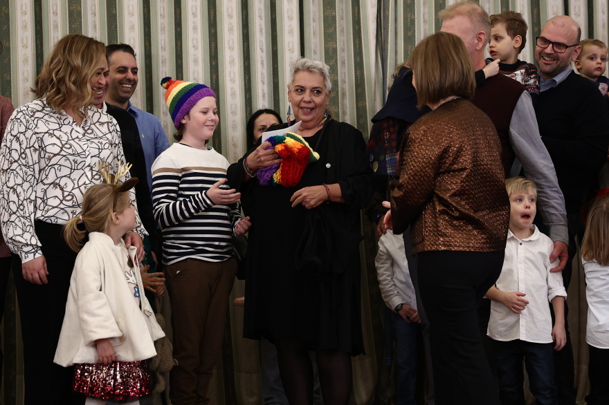 Η μπάντα των Ενόπλων Δυνάμεων, σύλλογος ΛΟΑΤΚΙ+ οικογενειών και μαθητές, είπαν τα κάλαντα στην Σακελλαροπούλου